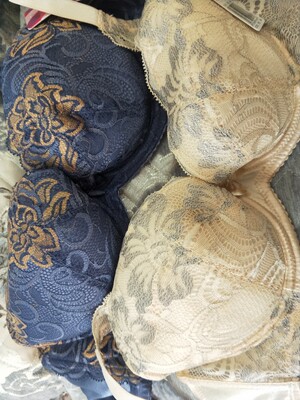 很随意用塑料袋子一装，导致胸罩严重变形。料子看起来很不值钱的样子。而且胸罩带是不能拆卸的。客服态度也一般。后悔