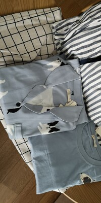 他家买过好几套情侣睡衣了,都是蓝色系的,感觉他们家的蓝色很好看,是流行的莫兰迪色系那种蓝灰色,不是粉嫩的特别鲜艳,看着很舒服。睡衣质量很好,洗了之后都很柔软,基本上没有变形,没起球 他家买过好几套情侣睡衣了,都是蓝色系的,感觉他们家的蓝色很好看,是流行的莫兰迪色系那种蓝灰色,不是粉嫩的特别鲜艳,看着很舒服。睡衣质量很好,洗了之后都很柔软,基本上没有变形,没起球