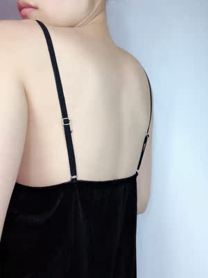 质量出乎意料的好，剪裁完美，穿起来超级显身材，好看极了，关键是料子很舒服，物有所值，打算再买一件其他颜色的，