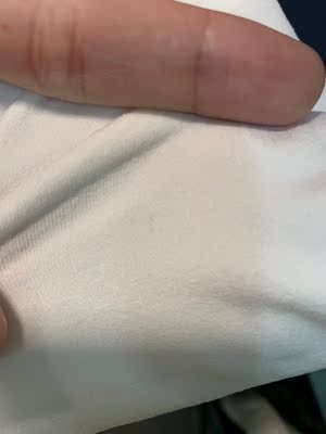 其实我觉得我还是太心软了,遇到这种卖家还是给差评的好,我说明事实但是遭到恶言相向,而且对顾客爱理不理,快递问题还是等了一天多才回复我的。另外两双袜子也存在小洞的情况(没穿过刚拆包),觉得我白色拍的不明显的可以去看另一位买家的差评,跟黑色款洞洞是一模一样的 其实我觉得我还是太心软了,遇到这种卖家还是给差评的好,我说明事实但是遭到恶言相向,而且对顾客爱理不理,快递问题还是等了一天多才回复我的。另外两双袜子也存在小洞的情况(没穿过刚拆包),觉得我白色拍的不明显的可以去看另一位买家的差评,跟黑色款洞洞是一模一样的