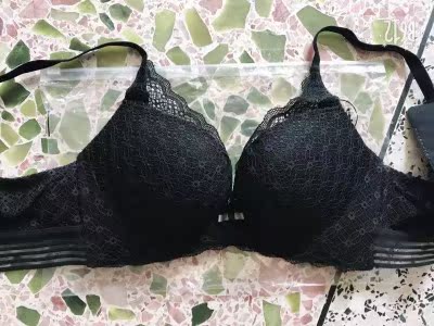 内衣漂亮，试了下大小合适，挺舒服，不会感觉束缚，更不会勒得慌，老婆很喜欢，满意