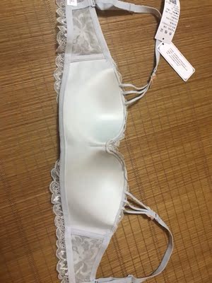 没想到快递那么神速，在放假前到货了，盒子包装安全可靠，特地洗了晒干穿过再来评价，确实不空杯，买过那么多的内衣，只有这款不空杯，不跑，肩带又很特别，满满的少女心！配套的内裤好性感，驾驭不了，哈哈