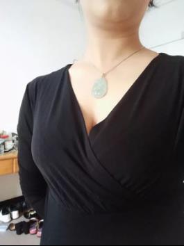 出门不用担心露肩露背，很适合搭配抹胸裙一字肩的衣服，很漂亮。我穿戴不用肩带也没有出现掉的情况的，哈哈。对了，我买的内衣清洗没褪色，这一点差点忘记了~~罩杯尺码合身，大小合适。很舒服。超级划算的，宝贝很好看，摸起来非常的舒服贴身穿着很放心，透气性很好。