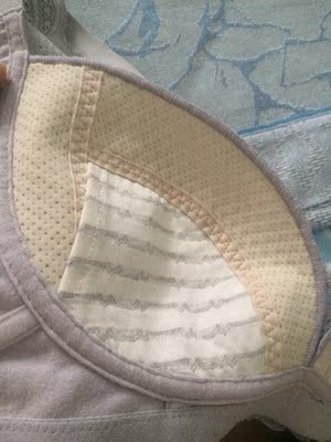 挺好的，够薄透气！之前穿的都是无痕海绵款 夏天出汗好热不透气老是闻得到内衣的一股汗酸味，受不了。