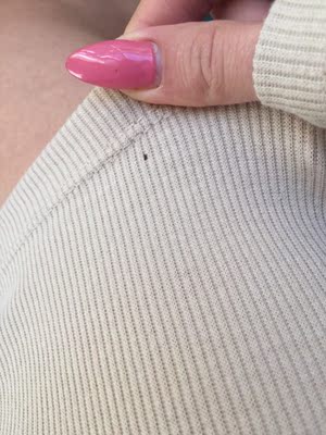 我喜欢它!质量不错，尺寸已经接近了。我身高172，袖子的长度让我惊喜不已。有一个缺点，它是一个小洞