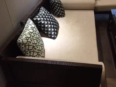 客服真的很有耐心，这一套应该是我在淘宝上买的最贵的东西了，家里人直说我胆子很大！但是收到货真的不一样，质量做工都很好，物流也很快，运输师傅很尽责，我们沙发差两公分进不去电梯，是两个师傅抬上楼的，真是庆幸楼层不高！大件运输难免磕碰，又是实木家具，我把磕碰照片发给客服，客服立马安排本地保养，我爸还顺便让把家里的八仙桌也维护了一下，虽然是自费的，但是真的很满意！这样的服务和质量，一定能长久的做下去！要非说个缺点，那就是我最后选的抱枕不太上档次，自己又重新做了，不过这都是小事情，不影响对店家的好评