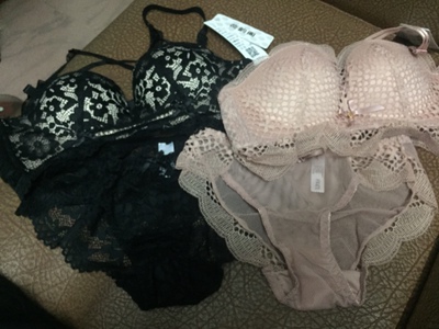 颜色很粉嫩好看...送的内裤很性感...