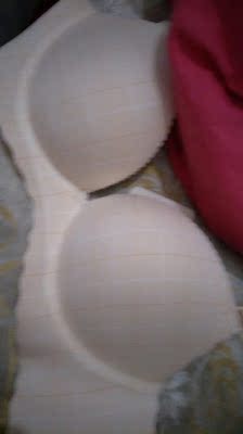 一点也不好穿。没啥弹性。还不聚拢。还会遛上去。什么鬼啊。评论都是托吧！