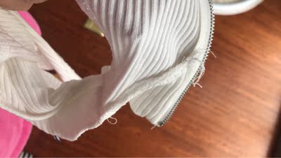 宝宝们  看下这几块钱的质量   破洞线头各种透  很没质感   一碰水就烂  买四减一都是套路   现在说必须五星好评才可以返活动钱   这不是欺骗客人么？？？卖家为了让我删差评   说给我反活动➕赔偿钱💰（几乎是衣服一半的价格）可想而知利润有多高  之后看到另外一家一样的衣服别人才卖20元还包邮  做生意讲点良心好么 第一次diss  真的不希望你们入坑