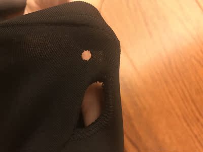 宝宝们  看下这几块钱的质量   破洞线头各种透  很没质感   一碰水就烂  买四减一都是套路   现在说必须五星好评才可以返活动钱   这不是欺骗客人么？？？卖家为了让我删差评   说给我反活动➕赔偿钱💰（几乎是衣服一半的价格）可想而知利润有多高  之后看到另外一家一样的衣服别人才卖20元还包邮  做生意讲点良心好么 第一次diss  真的不希望你们入坑