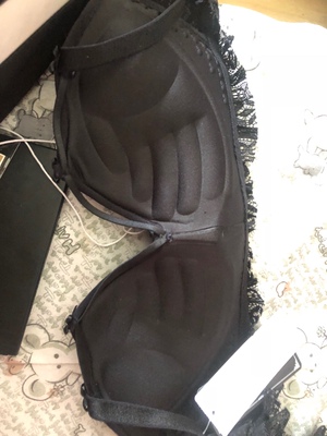 很期待我这个内衣终于到了看了好久了很喜欢超级聚拢穿上美美哒！很性感哦哈哈质量也不错不会拉丝不会起球  小内内也不错很性感哦，很值这个价钱！棒棒的！总之没毛病！还会回购的哦！