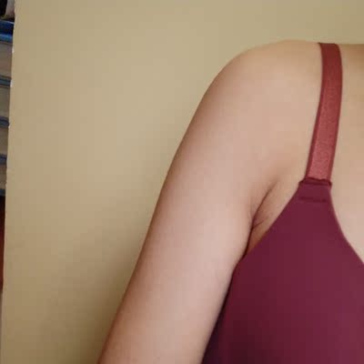 内衣收到了，和图片上的一模一样的，颜色是拍的这种，这个颜色收到也很喜欢，布料穿着确实比普通内衣轻，不嘞上身舒服！