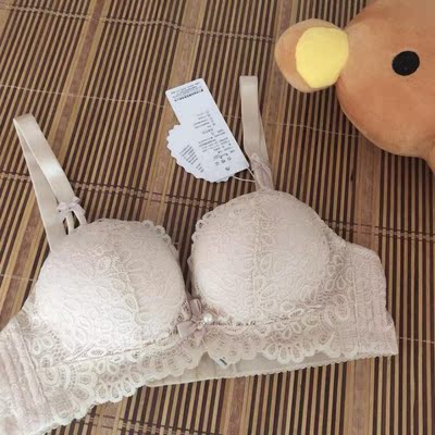 内衣手感柔软， 很轻薄，肩带设计很合理, 可以多种穿法， 容易搭配衣服。 包装很高大。上，颜色买的是我最喜欢的色。很漂亮啊， 很正。价格还便宜。内衣摸着就很舒服，穿着更舒服, 感觉这种质量很好，穿着不会空杯，没有任何的束缚感，效果也还不错， 肩带固定, 对肩部负担小, 收副乳也效果也是非常好的，棒棒哒