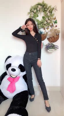 很快就收到了，很漂亮的一件衣服，穿着很显瘦。质量也很好喜欢