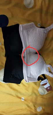 内衣和图片不符,中间那个装饰呢?联系客户都不带理的,半天不回消息。内衣有味道 内衣和图片不符,中间那个装饰呢?联系客户都不带理的,半天不回消息。内衣有味道