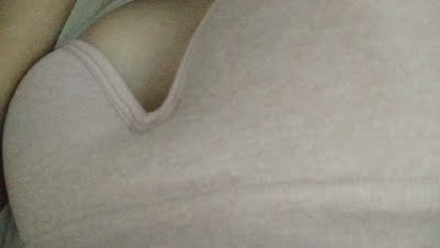 真的不会掉，穿一整天都不会掉。但是穿起来不是很舒服就是了。唉&hellip;&hellip;不过不会掉，又有一点点小胸胸，不会那么平。挺好的，摸起来很柔软。第一次穿这种照片，好羞羞&hellip;&hellip;