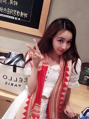 这件披肩太棒啦，真是旅行的完美搭配呀，非常开心自己旅行前做的这个决定，买来这条披肩带着，一路都很出彩，回头率超高呢，有了他照片都会提升很多效果，非常棒，披肩本身也特别漂亮，披在身上很舒服，又百搭，实物跟照片完全一样，没有色差，太满意了！非常喜欢这种棉麻料的围巾,手感好，带在身上也不容易皱，值得购买。太喜欢了，以后旅行前都要来你家买~