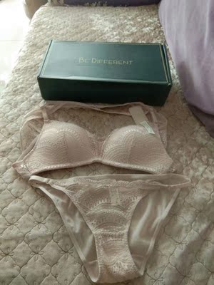 内衣很美，跟图片一样，穿起来也很合适，包装很好，还会再次购入的。