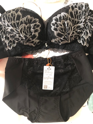 特别满意,很好看。平时穿75b、客服说西施尔的内衣是调整型的码子都有些偏小建议我80c,真的刚好合适。穿着舒服、满意 特别满意,很好看。平时穿75b、客服说西施尔的内衣是调整型的码子都有些偏小建议我80c,真的刚好合适。穿着舒服、满意