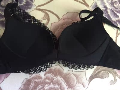 宝贝收到了，物流超级给力哦，穿起来很舒服，黑色的蕾丝面料，款式很好看，面料很软非常亲肤，而且是无钢圈，不会跑胸，，收副乳效果也棒棒哒，