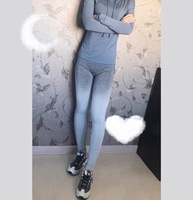 虽说没有模特小姐姐那么细的腿，不过穿上它也非常显瘦啦！面料适合秋冬季，渐变颜色超美，松紧度也刚好，不会勒也不会掉，还是以前的那种高腰设计，保护肚子，做工非常平整，没有一点线头，值得购买！