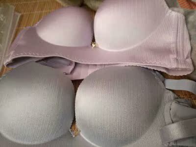 穿上不勒,后背没有勒痕,透气性很好,特别棒,家里以前的内衣全部换掉了,以后就穿这种了,很多朋友都在推荐的,聚拢效果特别好,而且做工也非常好,摸着很柔软,穿了一整天,很舒服,内衣也不会移位跑杯,没有束缚感,完美贴身,很舒服的面料。 穿上不勒,后背没有勒痕,透气性很好,特别棒,家里以前的内衣全部换掉了,以后就穿这种了,很多朋友都在推荐的,聚拢效果特别好,而且做工也非常好,摸着很柔软,穿了一整天,很舒服,内衣也不会移位跑杯,没有束缚感,完美贴身,很舒服的面料。
