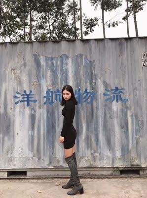 很基础的打底裙，秋天随便加件外套就能出门啦，紧身的很显曲线，加绒的敲暖和，比心