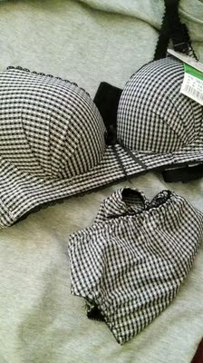 很想象中一样 买的大了点 不过还好 质量很好 面料很好 性价比很高 而且很好看 推荐购买 物流也很快 喜欢的小仙女赶紧下单吧 很想象中一样 买的大了点 不过还好 质量很好 面料很好 性价比很高 而且很好看 推荐购买 物流也很快 喜欢的小仙女赶紧下单吧