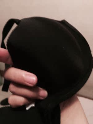 试了一下超级舒服 没有束缚感 样子也很简约 是我喜欢的款式 说实在，这是我淘宝购物来让我最满意的一次购物。无论是掌柜的态度还是对物品，我都非常满意的。掌柜态度很专业热情，有问必答，回复也很快，我问了不少问题，他都不觉得烦，都会认真回答我，这点我向掌柜表示由衷的敬意，这样的好掌柜可不多。再说宝贝，正是我需要的，收到的时候包装完整，打开后让我惊喜的是，宝贝比我想象中的还要好！不得不得竖起大拇指。下次需要的时候我还会再来的，到时候麻烦掌柜给个优惠哦！