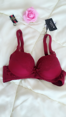 无钢圈的文胸很舒服，而且很聚拢，对于平时都是只有a的我，穿出了小小的事业线，很聚拢，而且收副乳的效果很好，让我重新找到自信的感觉，还会继续光顾的，看一下还会有什么优惠，再买一套给闺蜜，一起分享好东西的喜悦