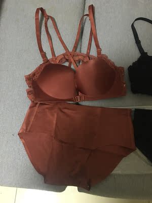 衣服超出了我的预期，手感非常好，很喜欢！我这身材估计穿着胸围小点，为了这两套内衣，我要减肥！！真的不错！下手买吧！