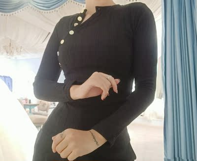 面料很舒服 显瘦也很显身材 妈妈也很喜欢 再去入一件