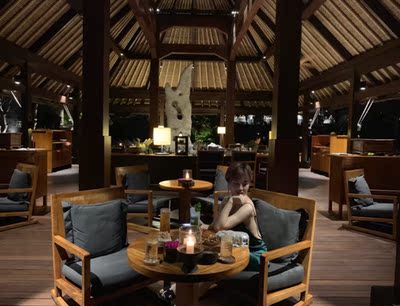 超美！出去度假，每一件衣服都被人追着问哪儿买的！但是最爱最爱最爱这条裙子！穿上超美！！好评不断！穿这个一定要找好窍门、辅助工具！才不会走光！美！哈哈哈哈哈哈哈。这个面料比其他的所谓的缎面好太多了！高级感！！！容易皱，但是一熨就平！