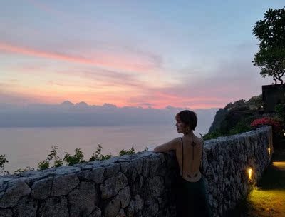 超美！出去度假，每一件衣服都被人追着问哪儿买的！但是最爱最爱最爱这条裙子！穿上超美！！好评不断！穿这个一定要找好窍门、辅助工具！才不会走光！美！哈哈哈哈哈哈哈。这个面料比其他的所谓的缎面好太多了！高级感！！！容易皱，但是一熨就平！