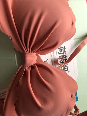 非常好，稍微红一点点的豆沙色，面料特别舒服，肩带可以交叉可以不交叉，都好看，我是个小胸，而且还是喂完奶缩了水的小胸，很难买内衣，这款很不错，穿上还有点沟的感觉，性价比超高！小胸放心入！