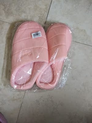 物流很快的，质量很好啊，底很软熟，鞋钟上左线，肯定耐穿的，穿上很舒服，颜色我很喜欢，加上价钱超实惠的。。直得购买。。。。。