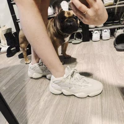 鞋子非常漂亮,穿上很时尚,也很舒服,非常满意,鞋号标准是正版,价格合适,透气性非常好,挺满意。 鞋子非常漂亮,穿上很时尚,也很舒服,非常满意,鞋号标准是正版,价格合适,透气性非常好,挺满意。