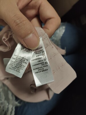 内衣穿着还算比较舒服但是有点儿往上跑，不知道是怎么回事儿同事说原来在商场买的是不往上跑的！还好的是价格比较便宜凑合穿吧！！！物流速度比较快吧！