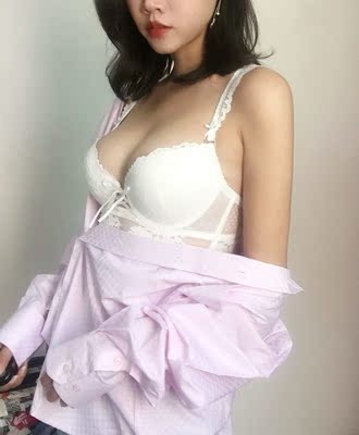 内衣收到就试穿了一下，发现真的很舒适，虽然是有钢圈的，但是居然也超舒服，不勒不紧，还很聚拢不跑位，穿上没有束缚感，而且价格实惠，超级满意