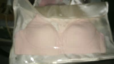 首先我重申我是大平胸 我的感受是一个平胸妹子的感受 看清楚 NEIWAI内外纯是国货 但是质量还真不赖 维秘的内衣实话是我觉得不好穿 我平胸空杯 个别背型可以以前发过 但是时间久了还是空杯 NEIWAI棉质这一点就非常舒服 当然你不能大力洗它 而且价格又不贵 寿命虽然短 但是好穿就好 这个NEIWAI好在她有胸垫 薄的一层 但不漏点 蛮有用 显得大些 没钢圈也不会上移 最关键NEIWAI有半码 按尺码表量完我是S➕号 就是半码号 真的非常合适舒服