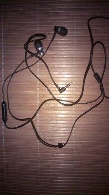 刚收到货用了耳机声音特别不好  然后煲了一两天声音就好听了  有立体声和重低音声音还不错  因为之前也在这里买了一条同型号的耳机  前阵子插头坏了  所以就再买了一条  总体还可以接受   名牌一点还是好用吧！