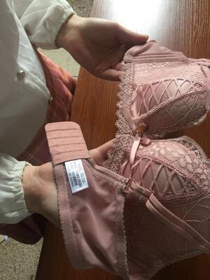 第一次在网上买文胸，以前在网上就看中他家的文胸，但是一直都没敢买，怕不合适，今年看上了好几款，想着买试试吧！没想到收到以后，不光颜值好，手感好，穿着也棒，虽然我胸不大，但是穿上也是非常不错的哟！现在都爱上他家的文胸了，以后文胸就只打算穿他家的了！真心爱上了，所以一发不可收拾