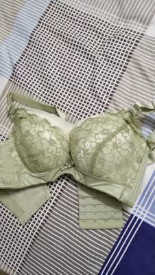 发货迅速，隔一夜就签收了。手感不错，质量很好，款式颜色也很喜欢。