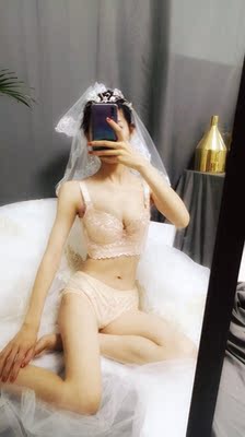 买来结婚穿的，等收货的过程有点漫长，但是感觉很值，内衣很好看，穿起来很舒服，聚拢超级好，很意外没有海绵的内衣能出这种效果