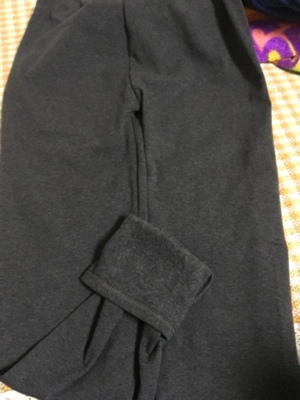 质量还不错，买了两条，中厚和加绒深灰色的穿上很舒服，码数合适一点都不紧绷，布料纯棉，质量非常好，与卖家描述的完全一致，非常满意,真的很喜欢，完全超出期望值，发货速度非常快，包装非常仔细、严实，物流公司服务态度非常好，很满意的购物，超级划算，性价比也很高，裤子也够长，穿上很贴身很舒服很舒服 穿着很方便