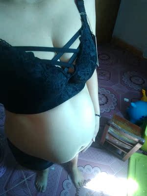 观望了很久，才决定拍下来，想着不合适就退，收到后很惊喜，简直像量身定做一样，怀孕六个月也能穿，还多送一个文胸扣，有心了！打算再拍两件换着穿！