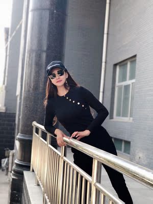 衣服收到了，款式好看啊，修身的挺显身材的，现在穿正好 打底也很好看。满意