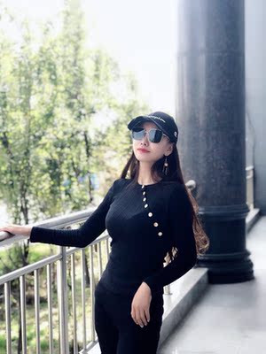 衣服收到了，款式好看啊，修身的挺显身材的，现在穿正好 打底也很好看。满意