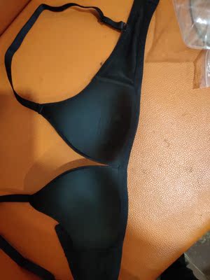 宝贝真的真的真的超级棒，超级超级好穿，第一次体验到什么叫没穿一样的感觉，这个是那种滑滑的材质，有些衣服穿起来会有勒的痕迹，这个就一点也不会，面料超级滑滑的，很舒服，中间那个垫子也挺厚的，收拢塑型还是有用的，这么便宜还买到了两个，特别特别好看的颜色，准备再回购两件，然后准备给妈妈也买两件，真的超级舒服啊以前穿bra跑步肩带老是掉下来，害我一边跑一边掏肩带很尴尬，这个宝贝跑步完全可以放心，一定不会掉下来那种，谁用谁喜欢，物流很快，包装很好，祝卖家生意兴隆！