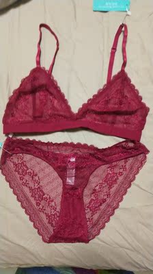 薄，舒服，上次单买黑色米底的上身，这次买了红色套装。夏天减少生汗癣，必要时可加贴乳贴用！满意！